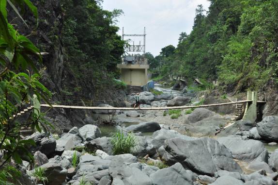 As pontes suspensas que formam o caminho para a cachoeira Jimenoa, em Jarabacoa, nas montanhas da República Dominicana